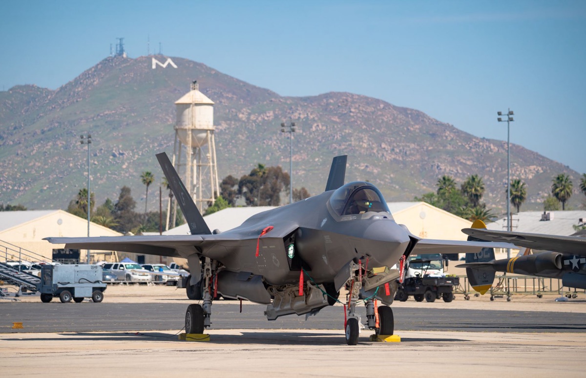 F-35 라이트닝 II 군사 기지