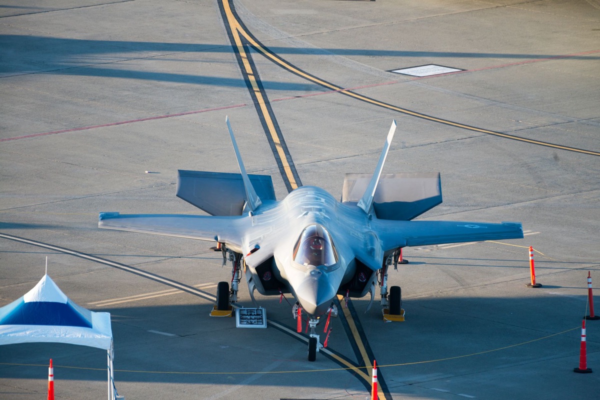 F-35戰機停放的軍用機場一景