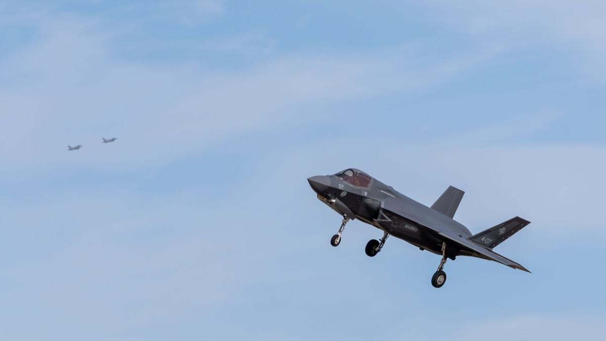 Caza de combate F-35 Lightning II en vuelo