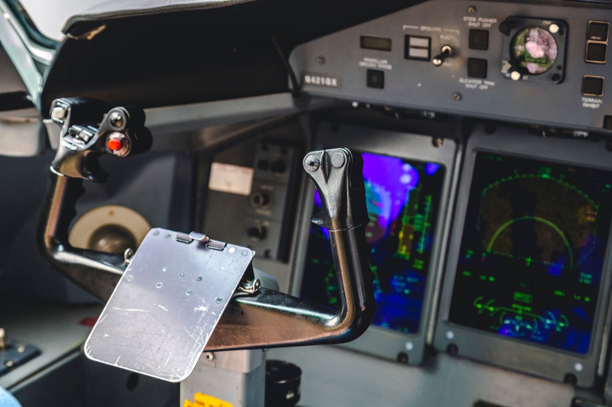 Detalle de la cabina y sistemas avanzados de un avión de combate