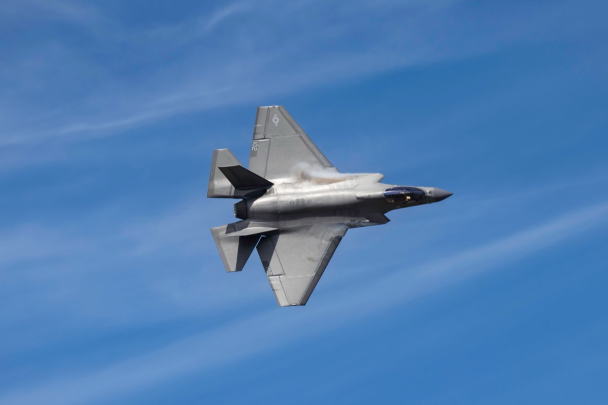 Caccia stealth F-35 Lightning II in volo