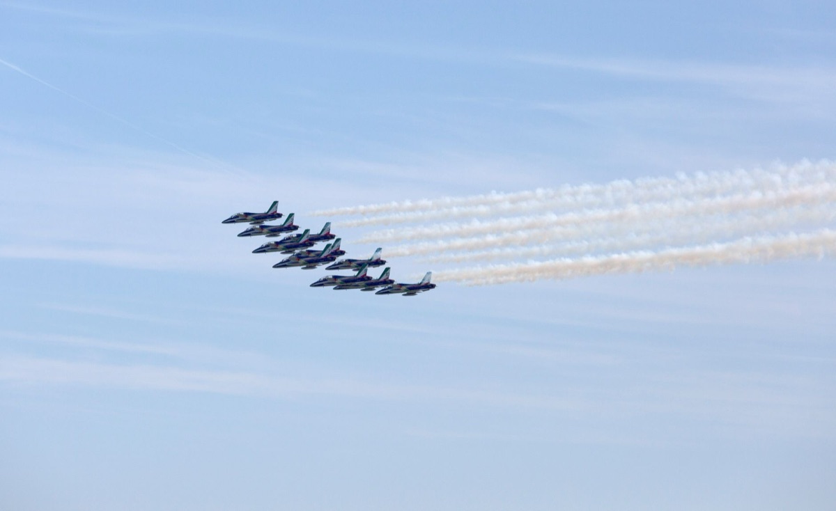空を飛行する戦闘機の編隊