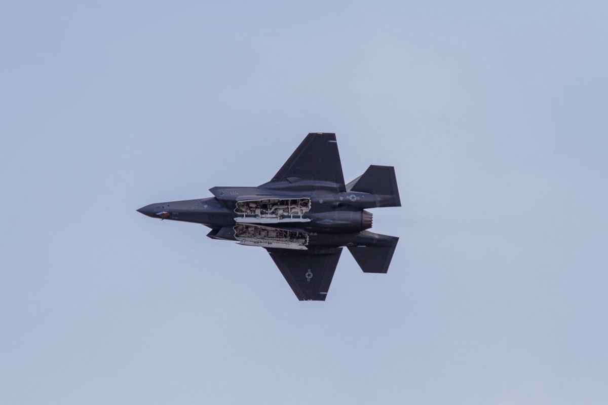 비행 중인 F-35 라이트닝 II 전투기