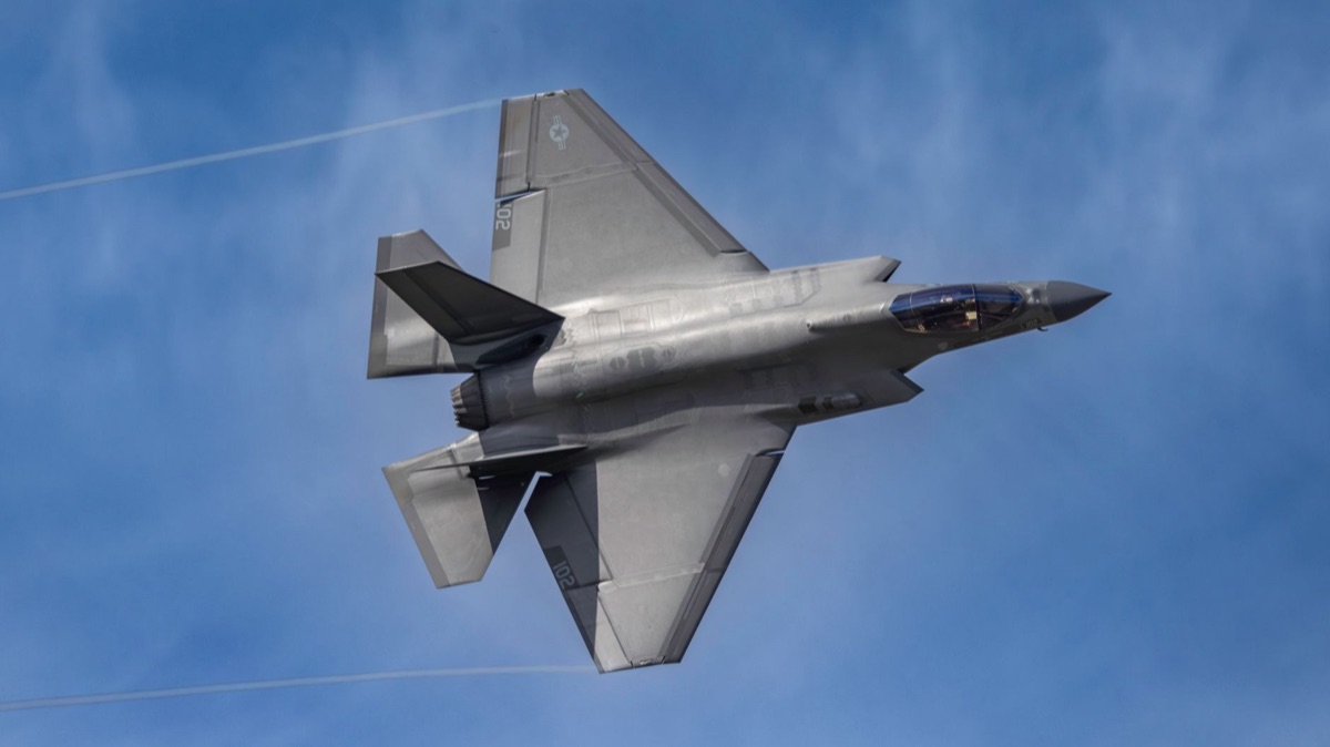 Een F-35 Lightning II stealth gevechtsvliegtuig in de lucht