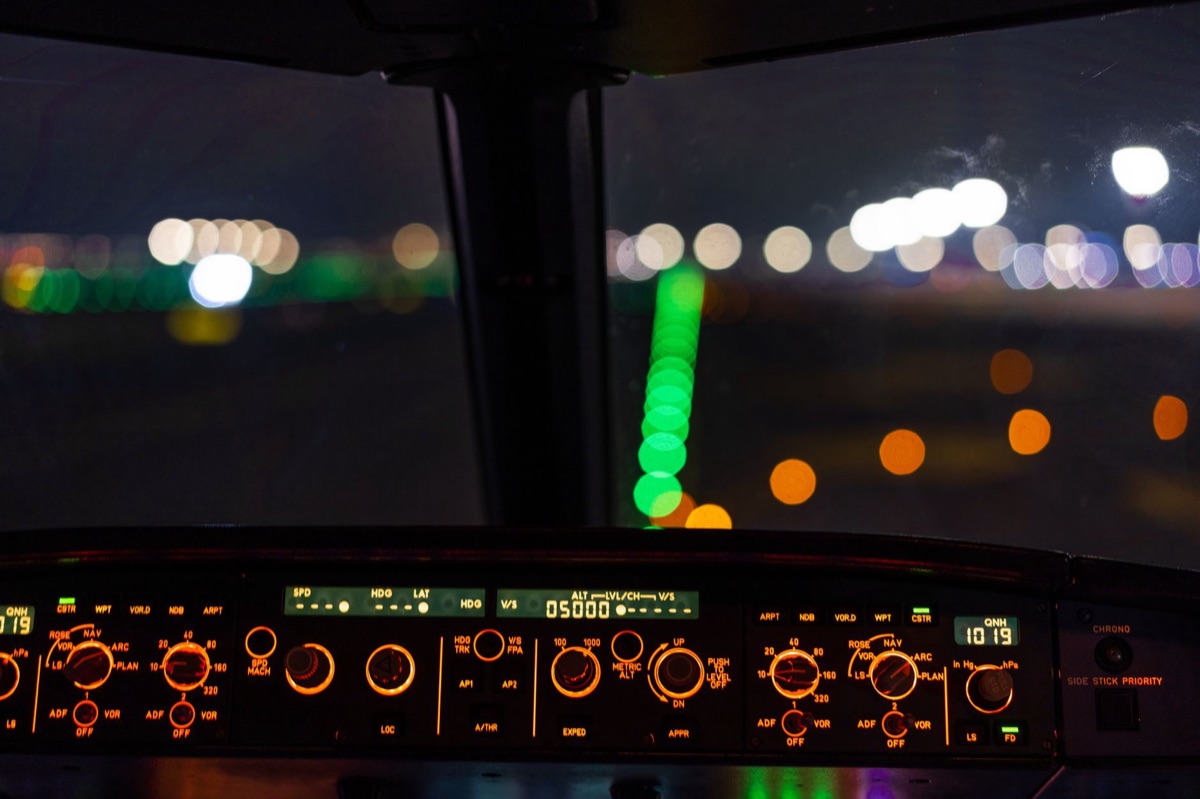Geavanceerde cockpit displays en sensortechnologie van een modern gevechtsvliegtuig