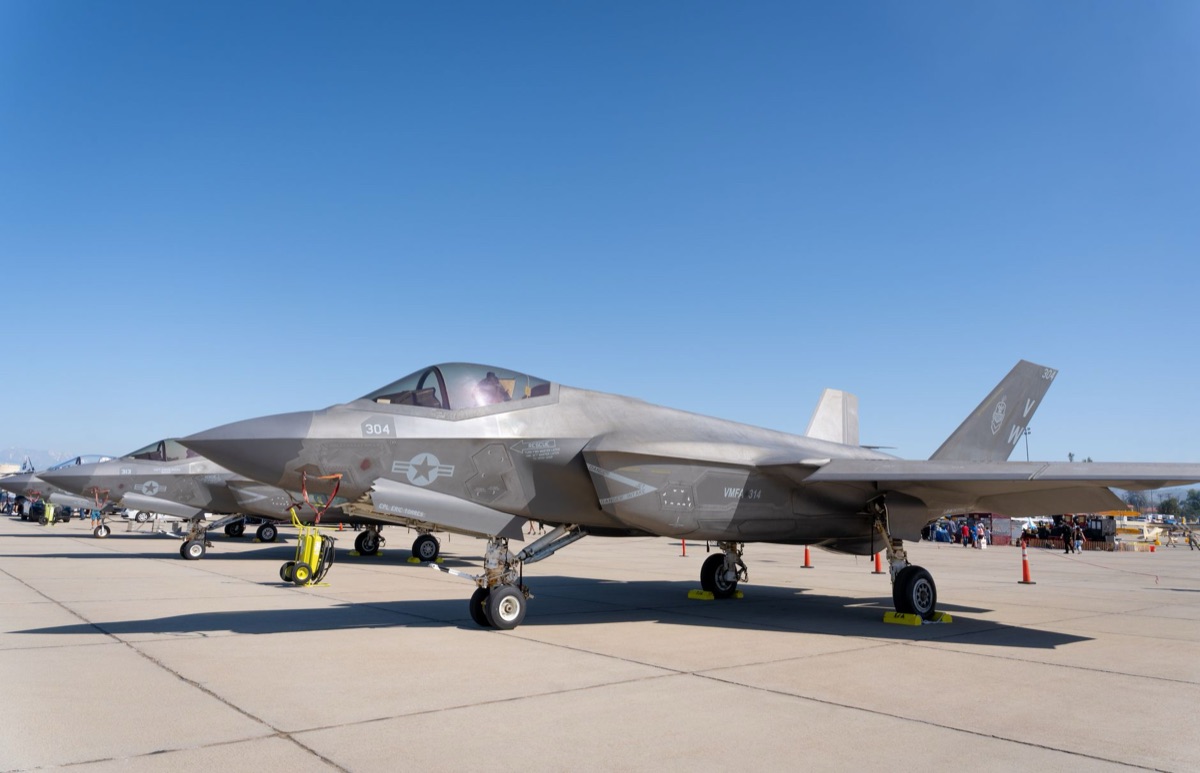 Detalhe do cockpit de um caça F-35 Lightning II.