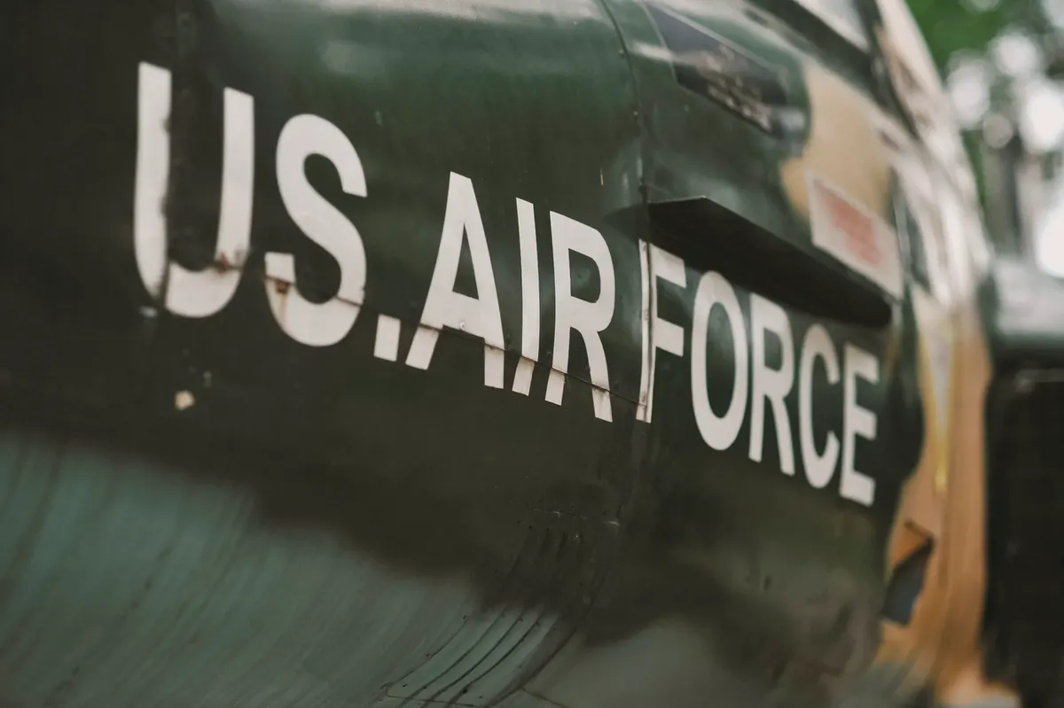 美國空軍機械師的詳細檢視，顯示出風化的表面。