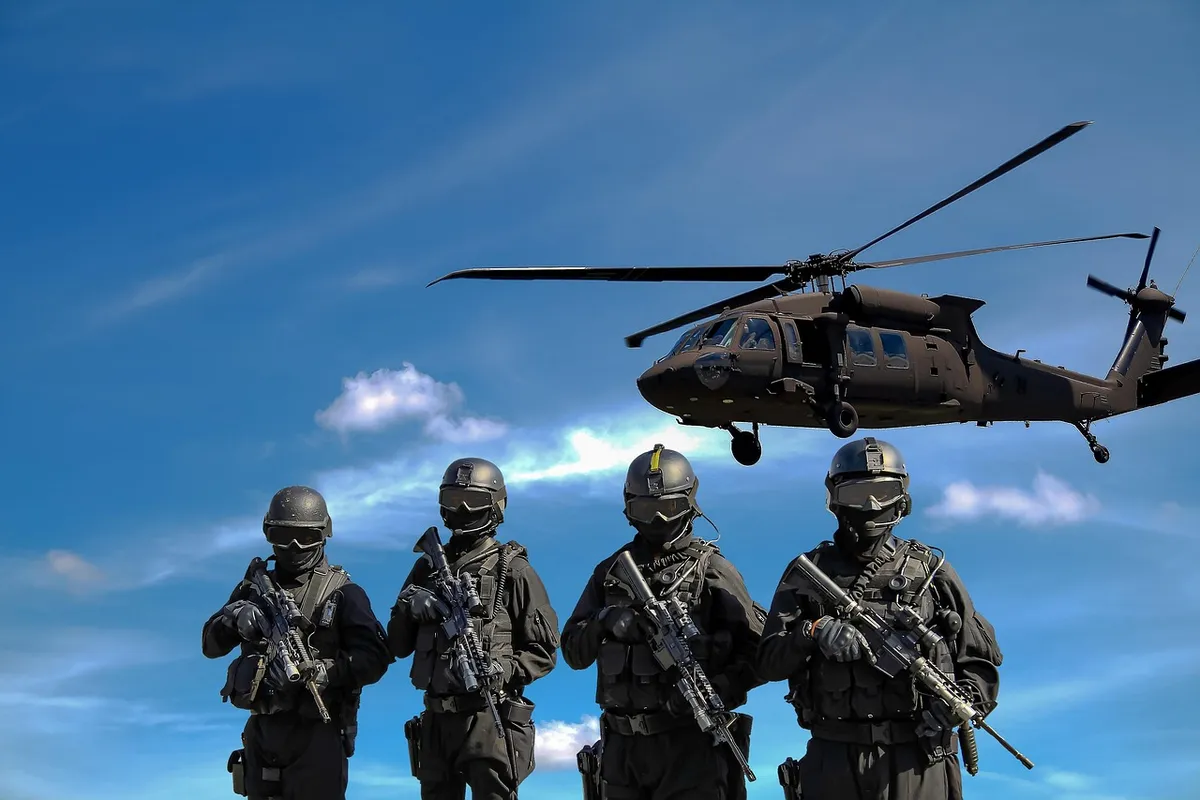 警察、直升機、軍隊、戰爭、攻擊、軍隊、敢死隊、特殊任務小組、SWAT小組、武器、士兵、團隊合作、警察、警察、軍隊、軍隊、戰爭
