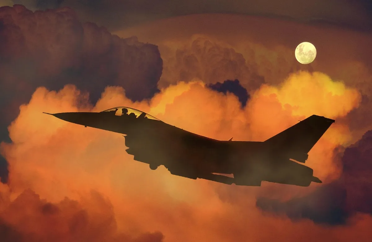 비행기, 제트, 전투기, F-16, 밤하늘, 자연, 달, 구름, 항공기, 군, 전쟁, 비행, 항공, 운송, 조종사, 기술, 흐림, 조종사, 항공