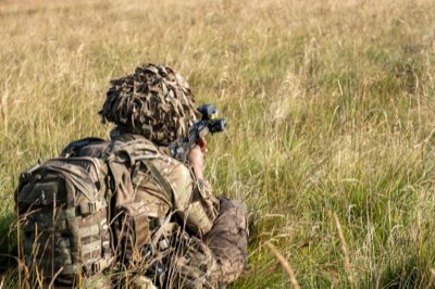 AI armes: Comparer l'autonomie et la responsabilité militaire