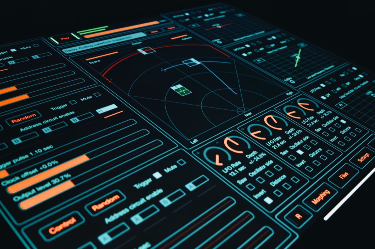 Militaire digitale interface: een technicus controleert parameters op een digitale interface.