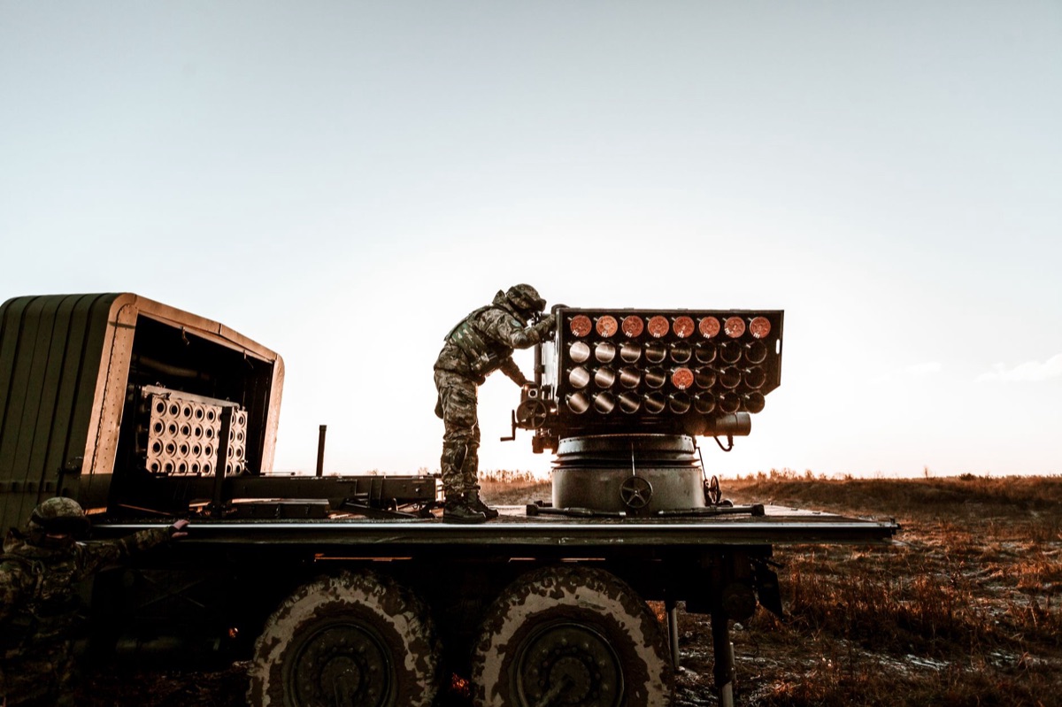 Militaire technologie faq: een technische diagram toont de componenten van een raket.